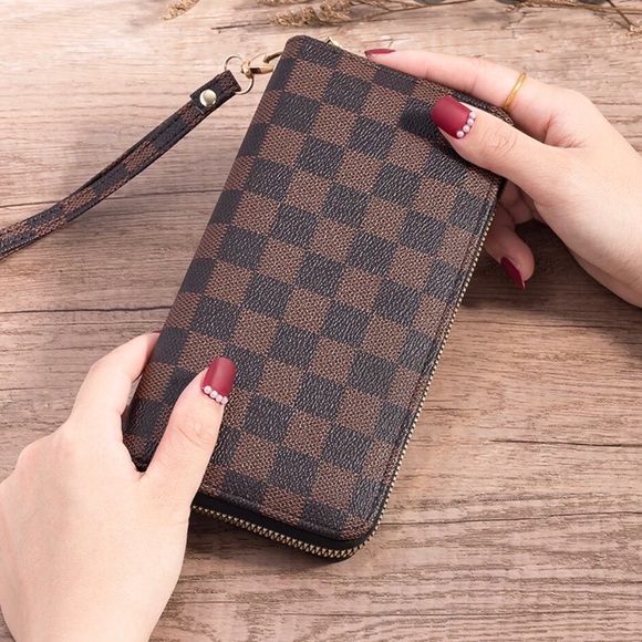 Beautiful long wallets with wrist strap.(brand new) - Picture 2 of 5